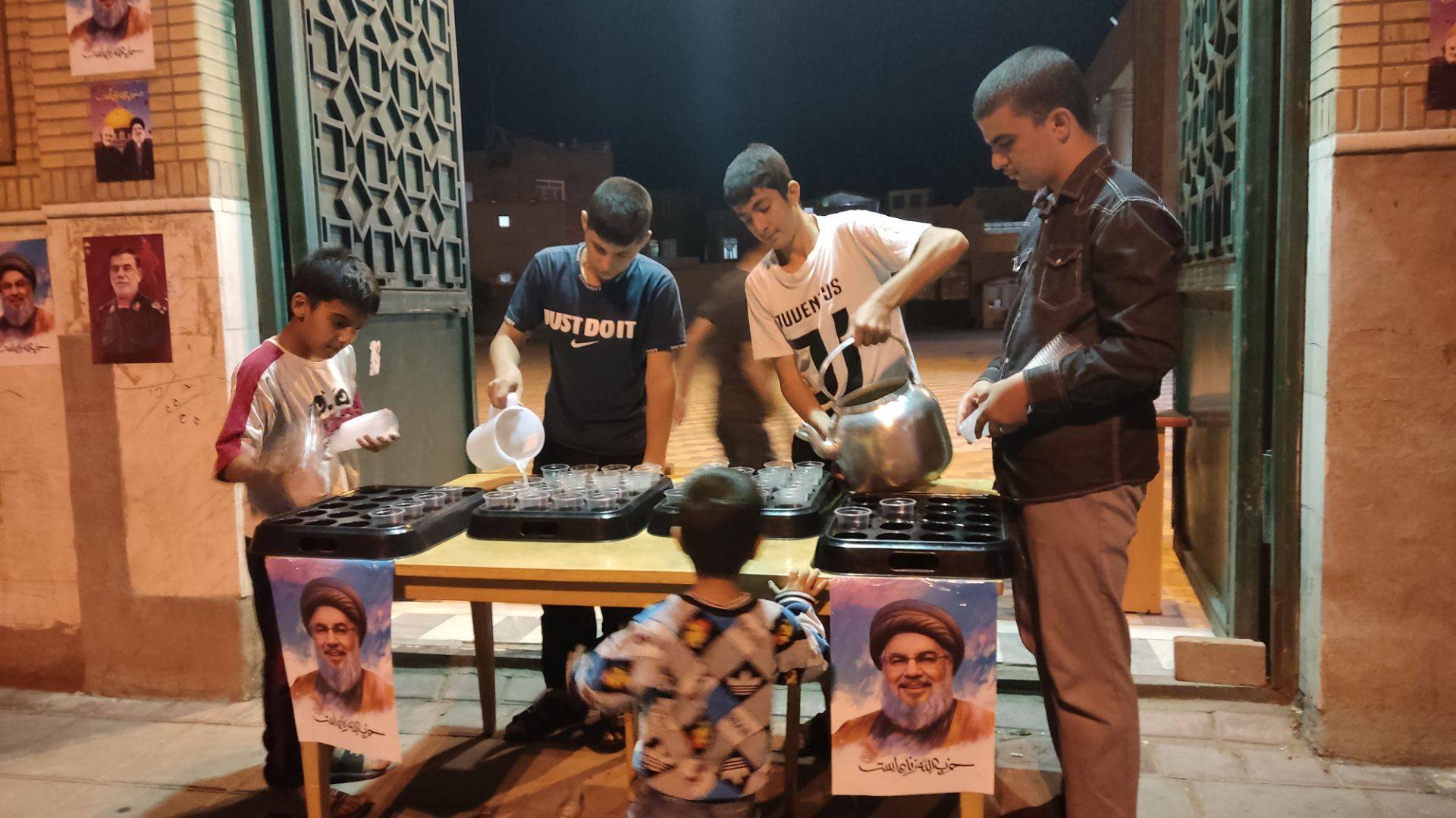 برپایی ایستگاه صلواتی توسط کودکان قم