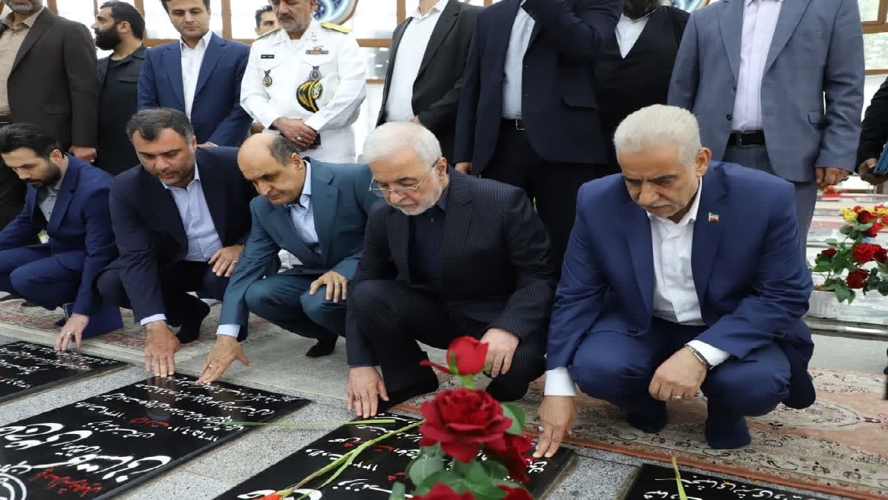 ادای احترام وزیر کشور به مقام شامخ شهیدان+عکس