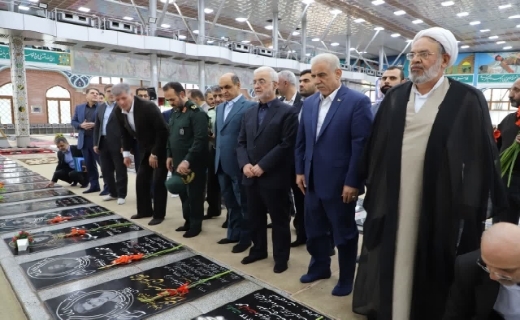 ادای احترام وزیر کشور به مقام شامخ شهیدان