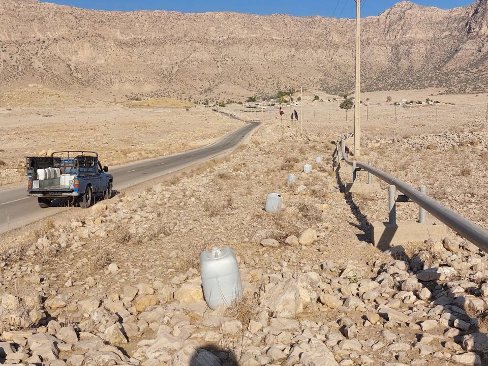 آبرسانی درختان روستای الیف