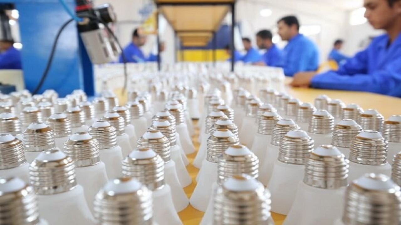 زندانیان ندامتگاه قزلحصار روزانه ۱۸ هزار عدد لامپ تولید می کنند