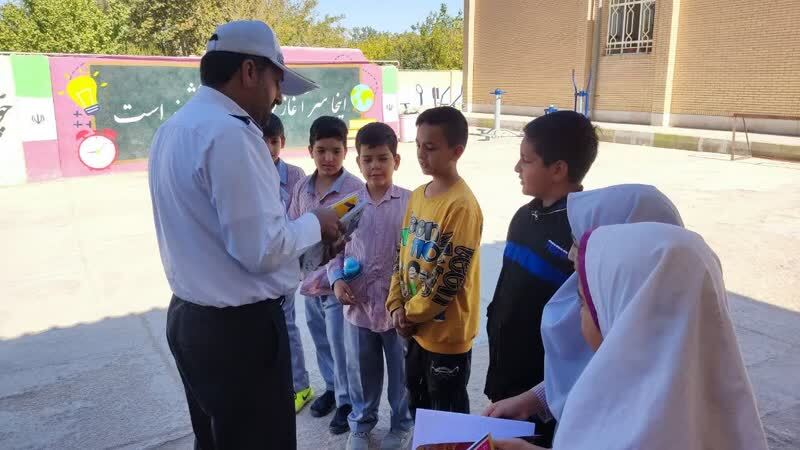 حضور نیروی انتظامی در مدرسه