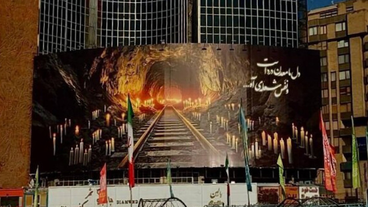 حادثه اندوهبار انفجار معدن طبس بر دیوارنگاره میدان ولیعصر نقش بست