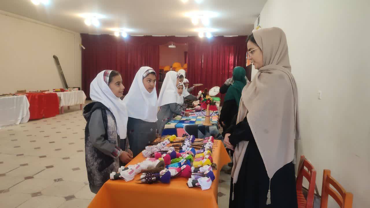 برپایی نمایشگاه در صالح آباد برپایی نمایشگاه در صالح آباد