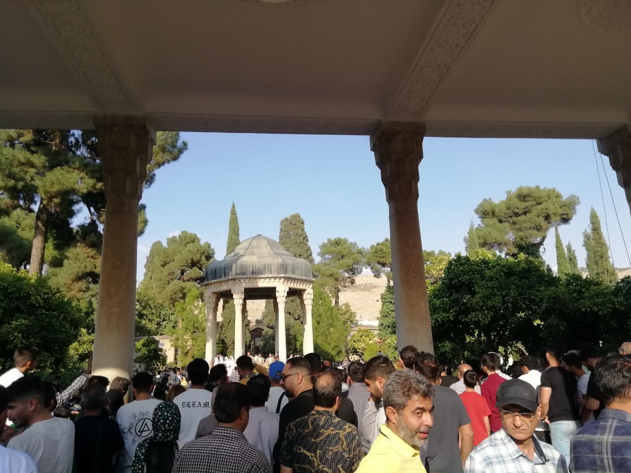 بازدیدکنندگان در حافظیه