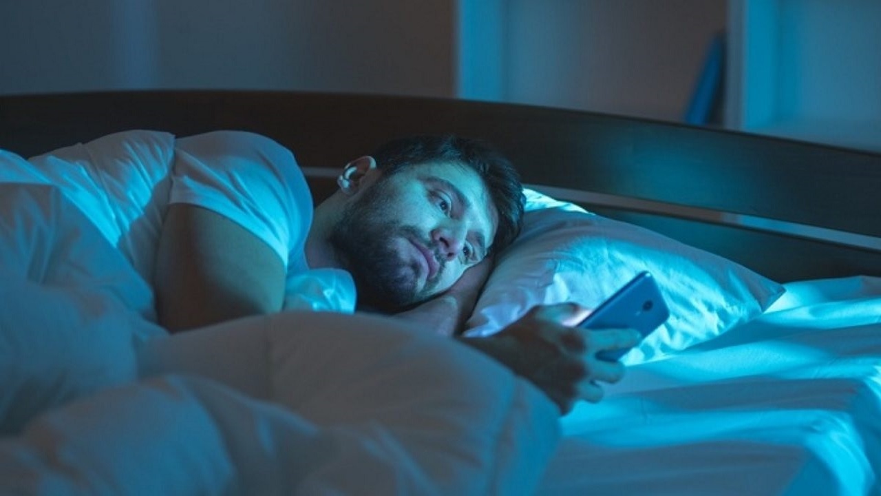 استفاده از تلفن قبل از خواب و پس از بیدار شدن چه مضرات خطرناکی دارد؟