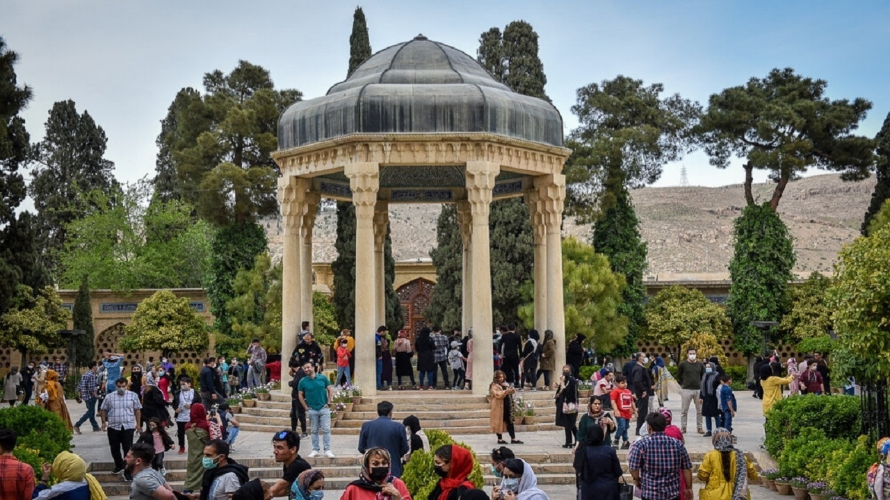 فیلمی از بزرگداشت روز حافظ با حضور بازدیدکنندگان در حافظیه شیراز