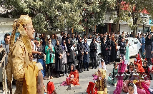 اولین روز از هفدهمین جشنواره بین المللی تئاتر خیابانی مریوان