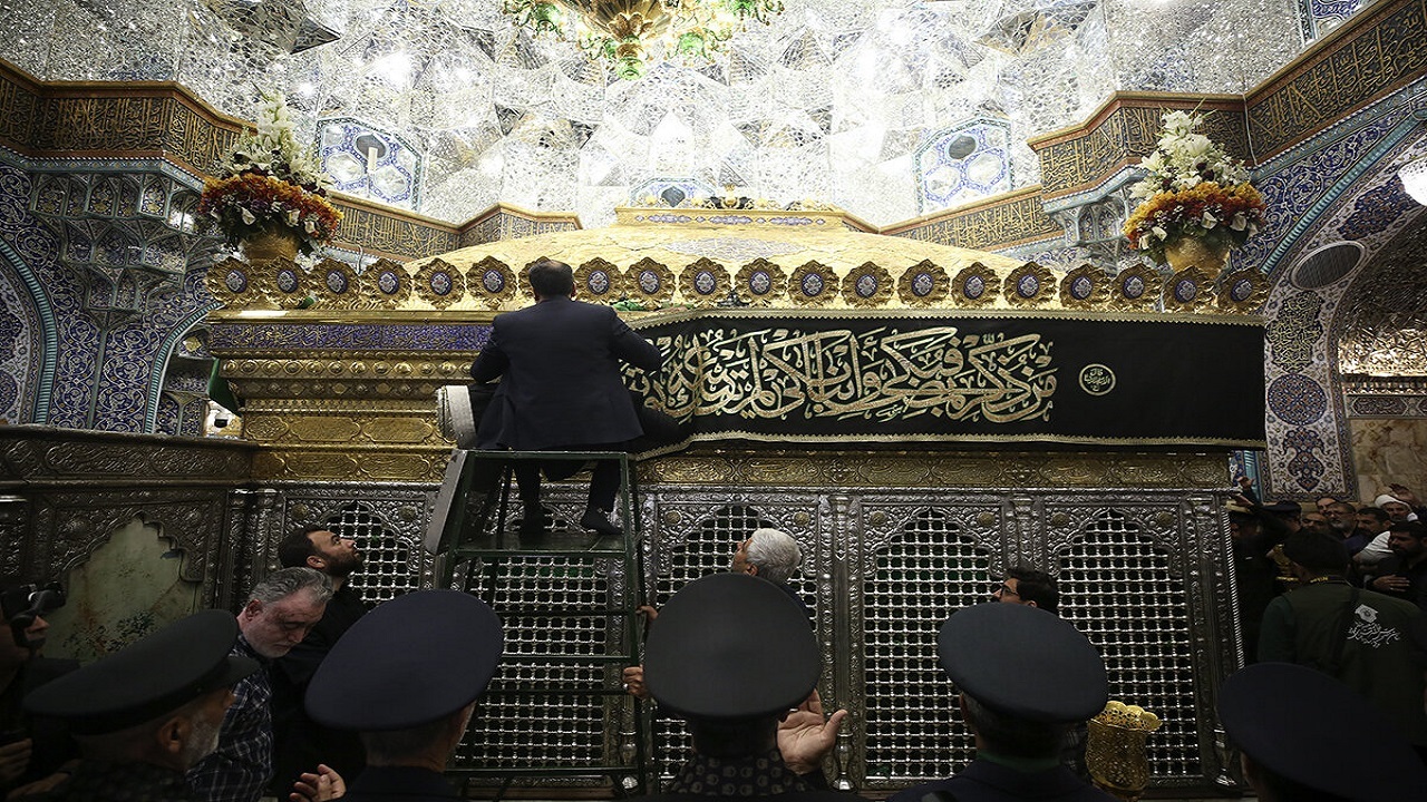 ضریح مطهر حضرت فاطمه معصومه (س) سیاه‌پوش شد