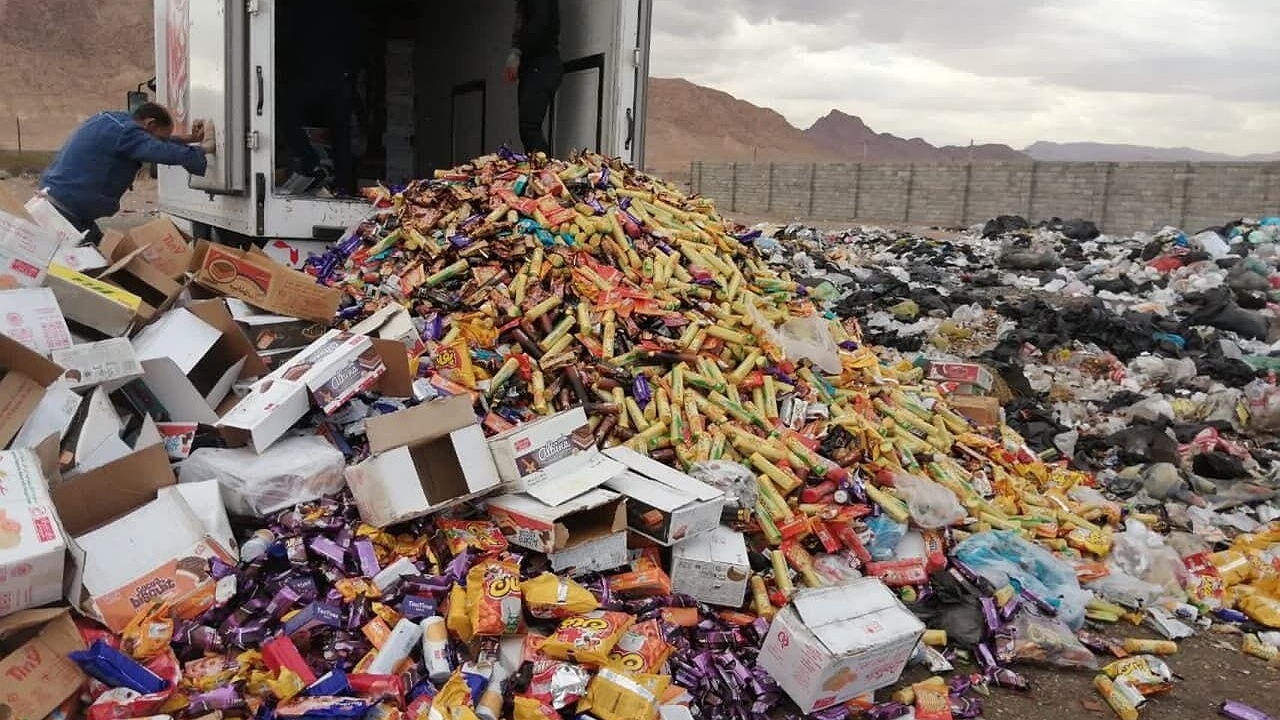 جمع‌آوری ۱۰۴ کیلوگرم مواد غذایی فاسد در خاش