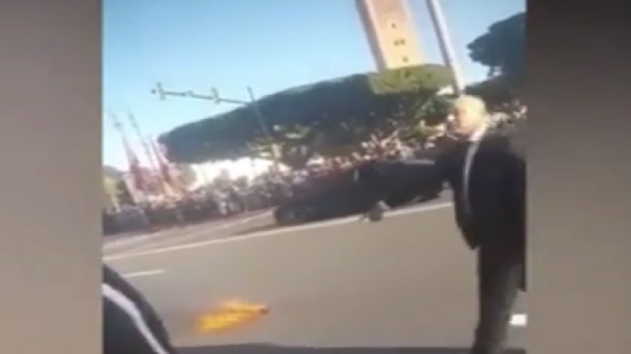 حمله به کاروان «محمد ششم» پادشاه مغرب با کوکتل مولوتف + فیلم