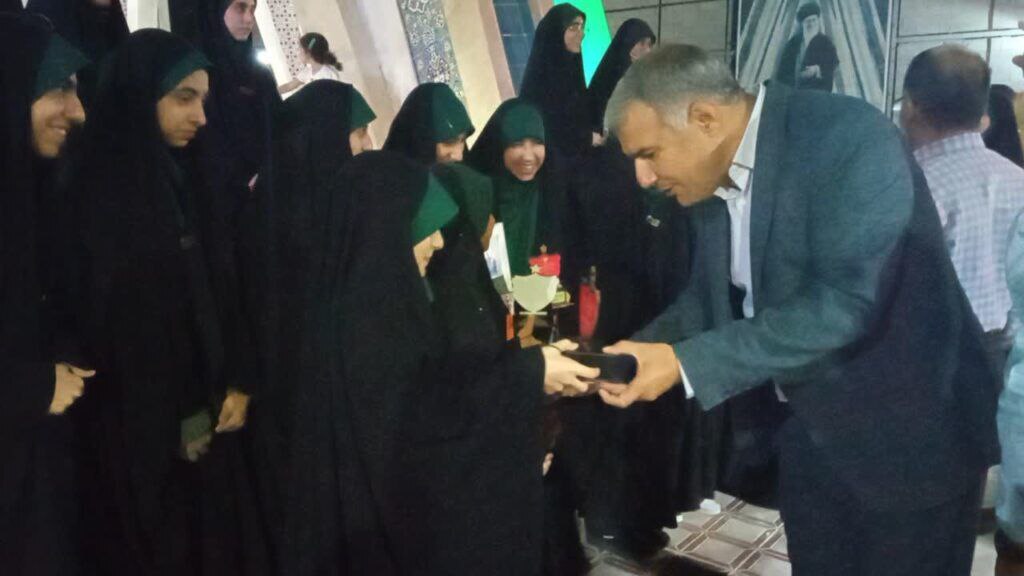 تجلیل از گروه سرود دختران