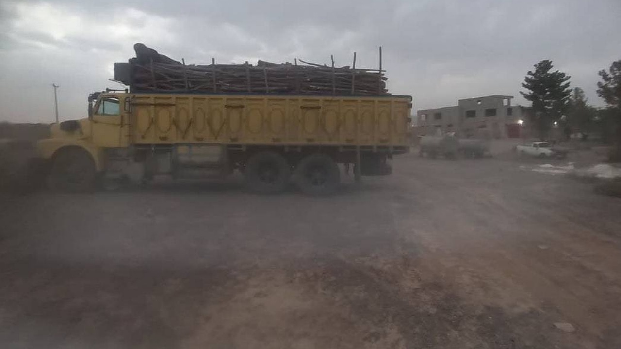  کامیون بنز حامل چوب قاچاق در منوجان توقیف شد