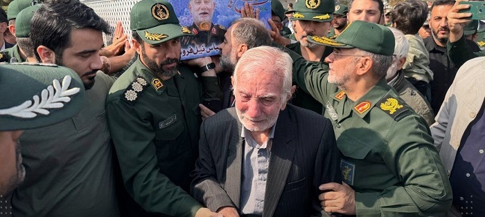 وداع مردم مشهد با پیکر شهید نیلفروشان؛ مشتاقان همپای حاج عباس شدند