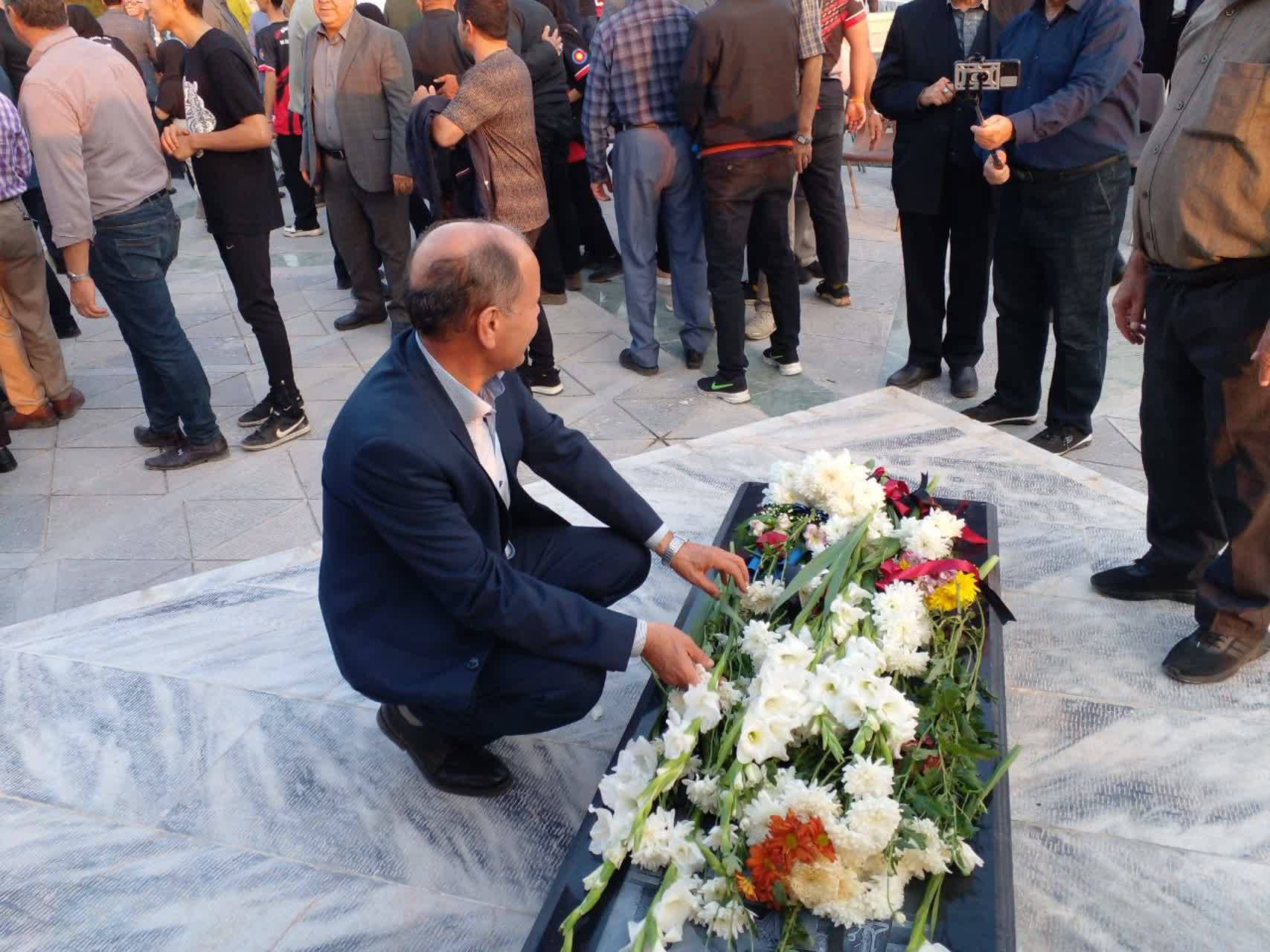 گلباران شدن مزار پهوان شورورزی در نیشابور
