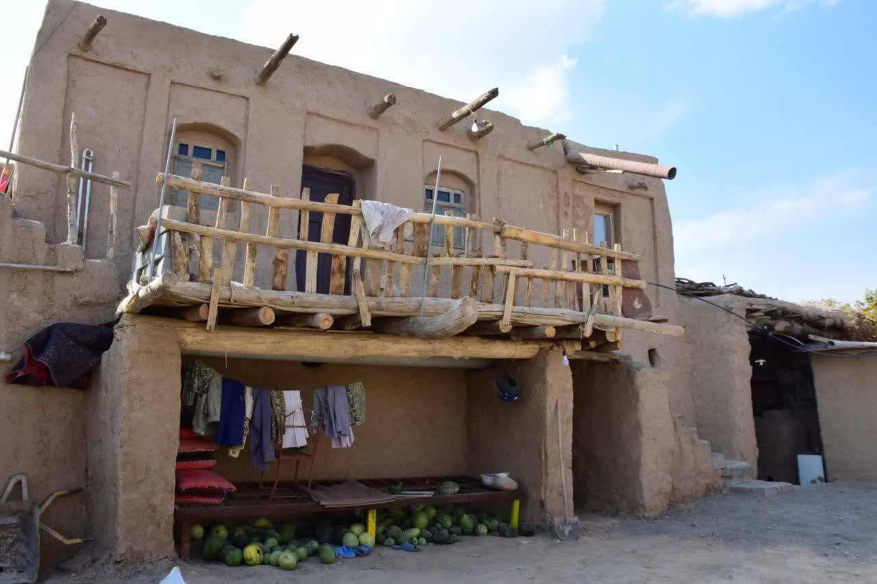 خانه های خشتی در روستای نرگ