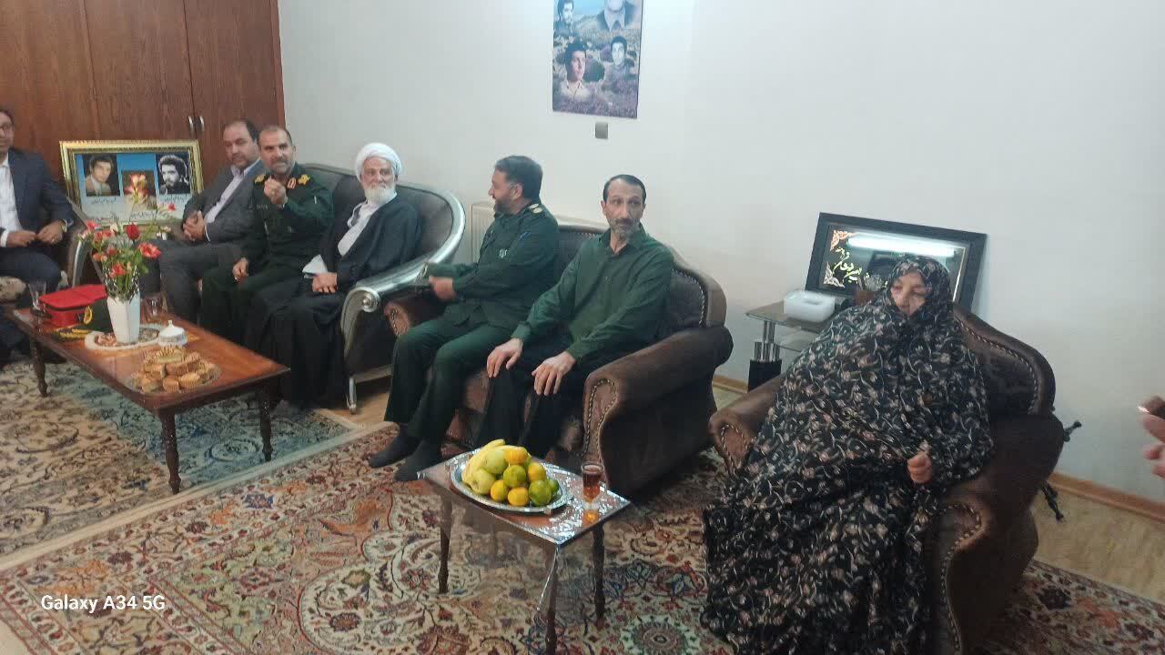 کمک ۲۰۰ میلیون تومانی مادر سه شهید نیشابوری به جبهه مقاومت