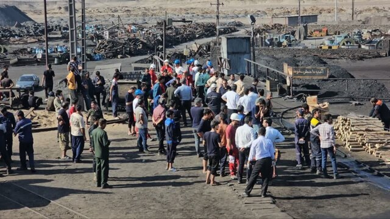 پیکر ۳۸ نفر از جان باختگان معدن به بیرون از معدن منتقل شده است