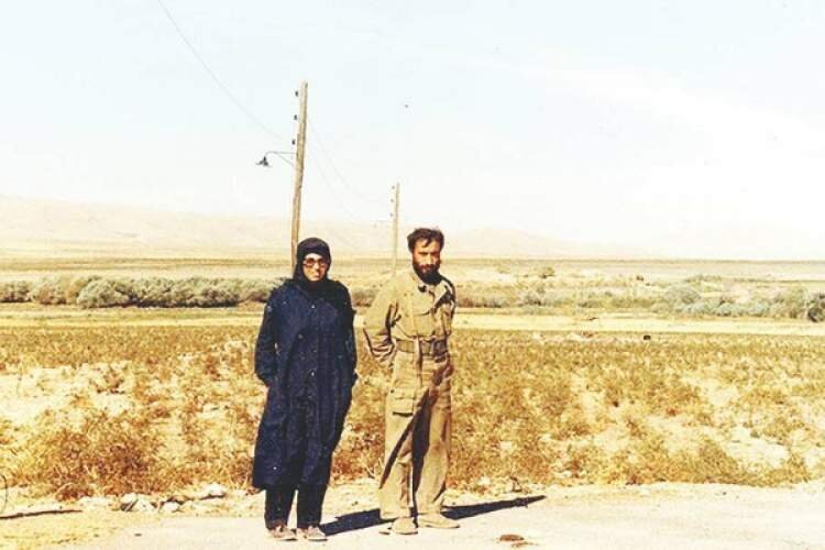 مرحوم مریم کاظم زاده در کنار همسرش شهید اصغر وصالی