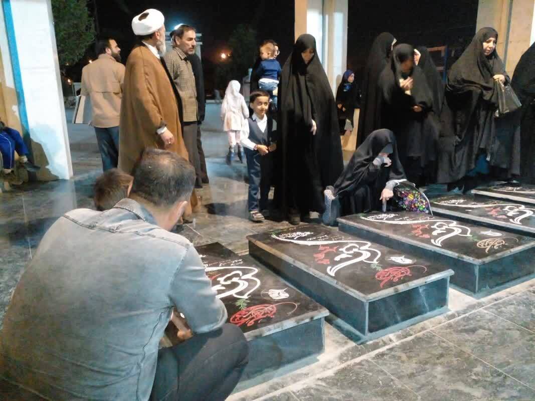 گلباران کردن مزار شهدا
