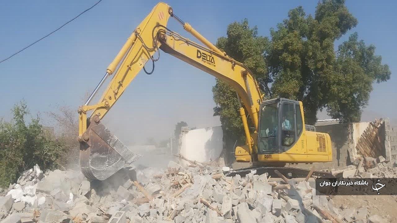 پنج ساختمان مرتبط با قاچاق سوخت در روستای ایسین بندرعباس تخریب شد+عکس