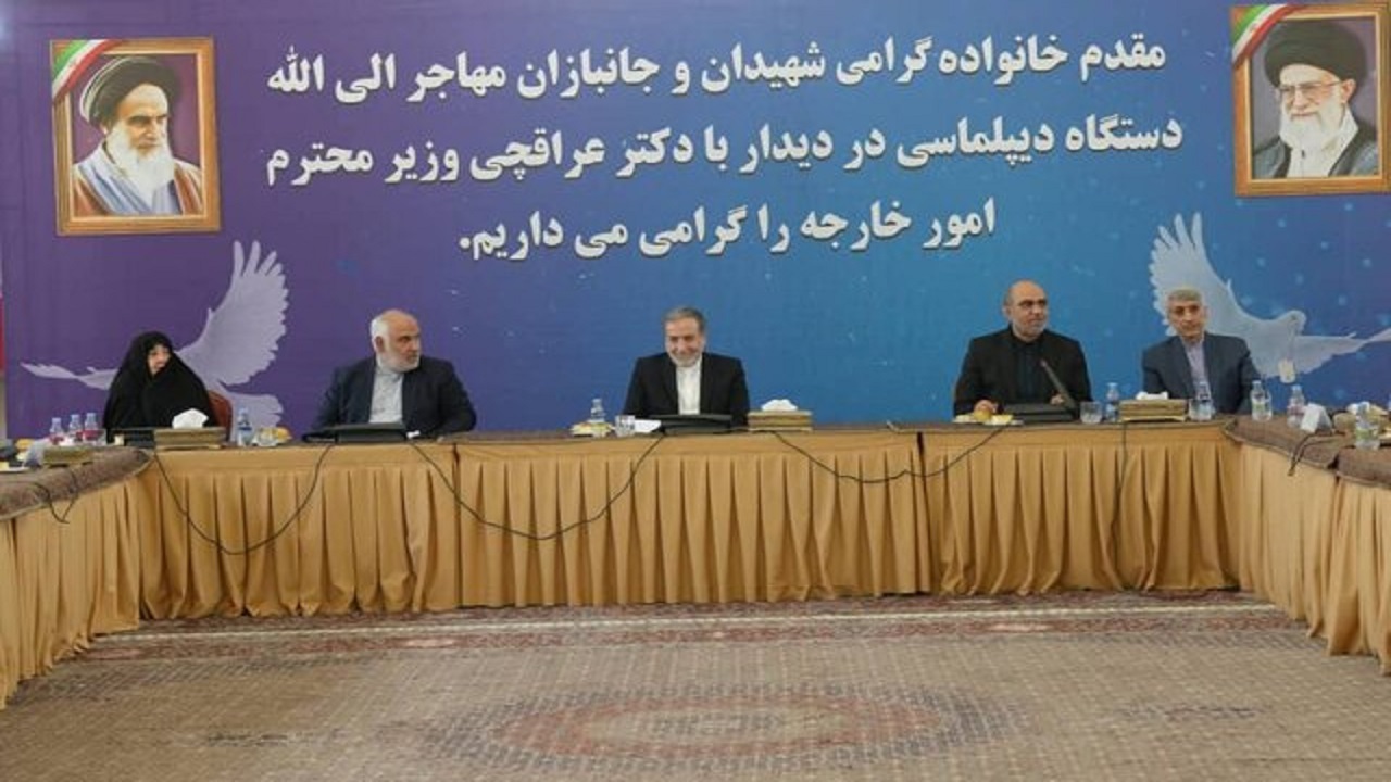 دیدار عراقچی با خانواده شهدای وزارت خارجه