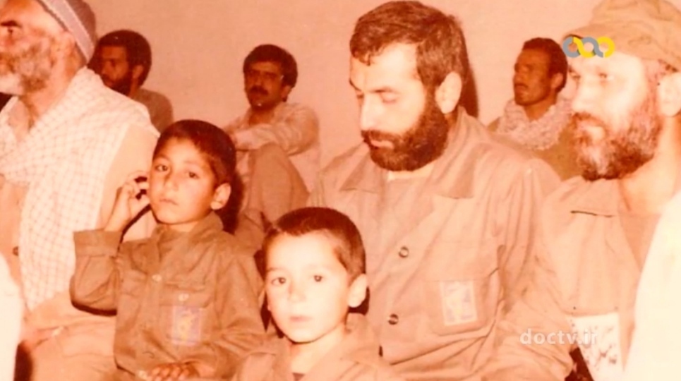 شهید محمّد عبادیان به همراه دو پسرش