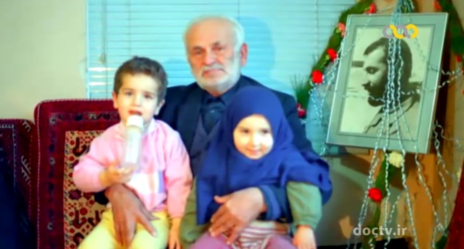 پدر شهید محمّد عبادیان و نوه&zwnj;هایش