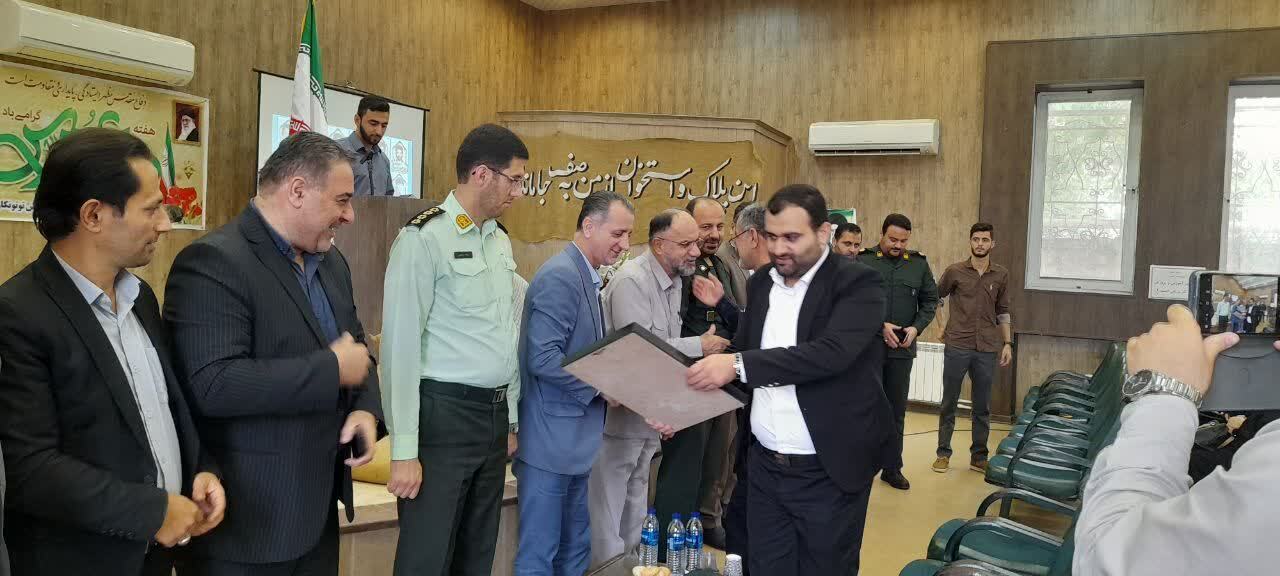 تجلیل از خانواده شهدای دانش آموز