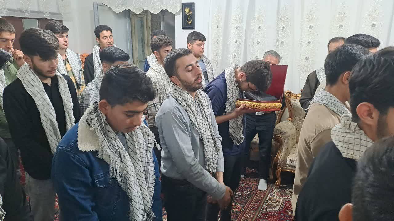 دیدار با خانواده شهید در هفته دفاع مقدس دیدار با خانواده شهید در هفته دفاع مقدس