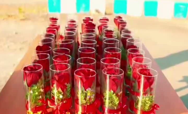 اهدای گل به سربازان