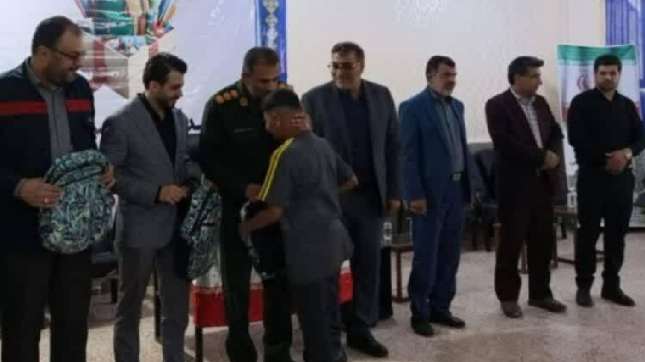 اهدای ۵۰۰ کیف و نوشت افزار به دانش آموزان نیازمند شهرستان کارون