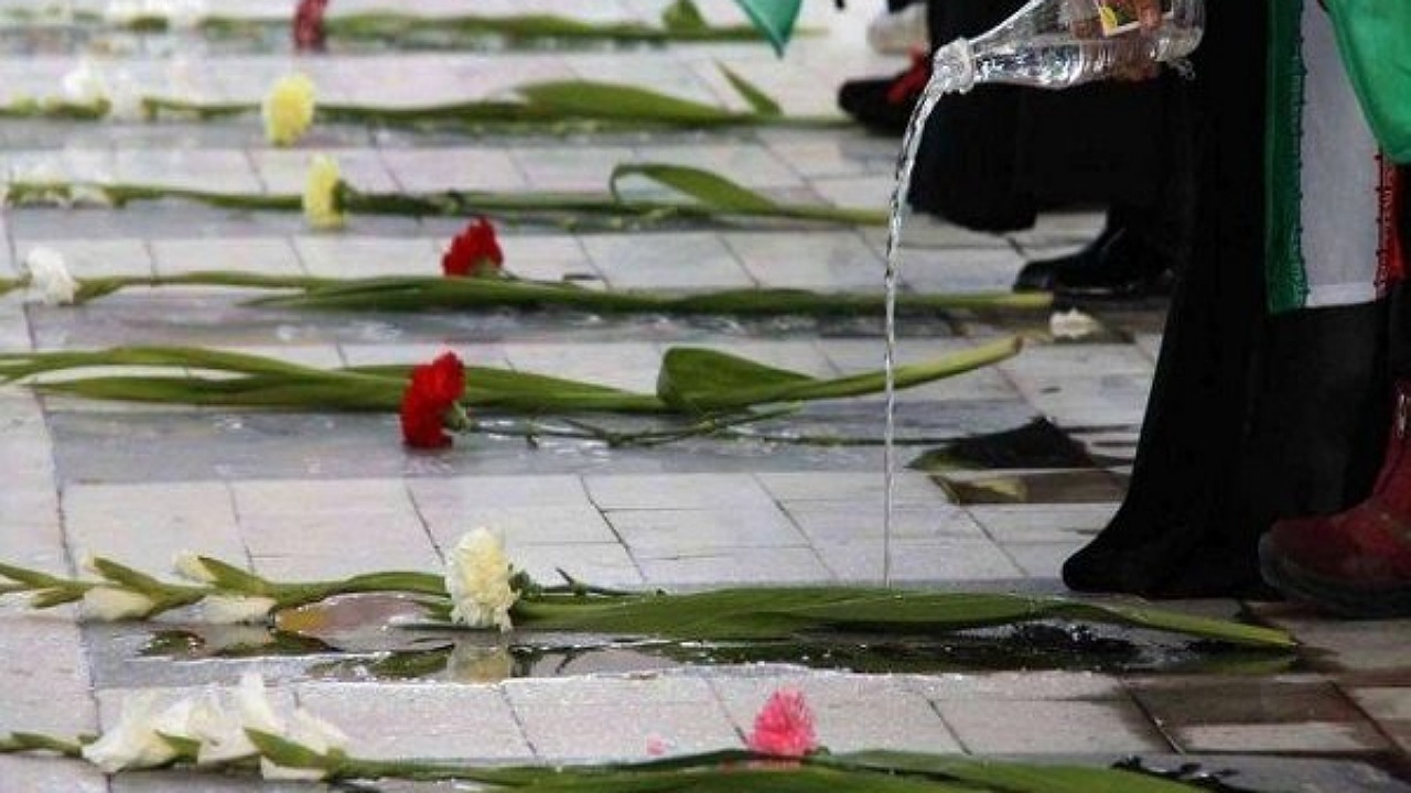 غبارروبی قبور مطهر شهدا همزمان با هفته دفاع مقدس + فیلم