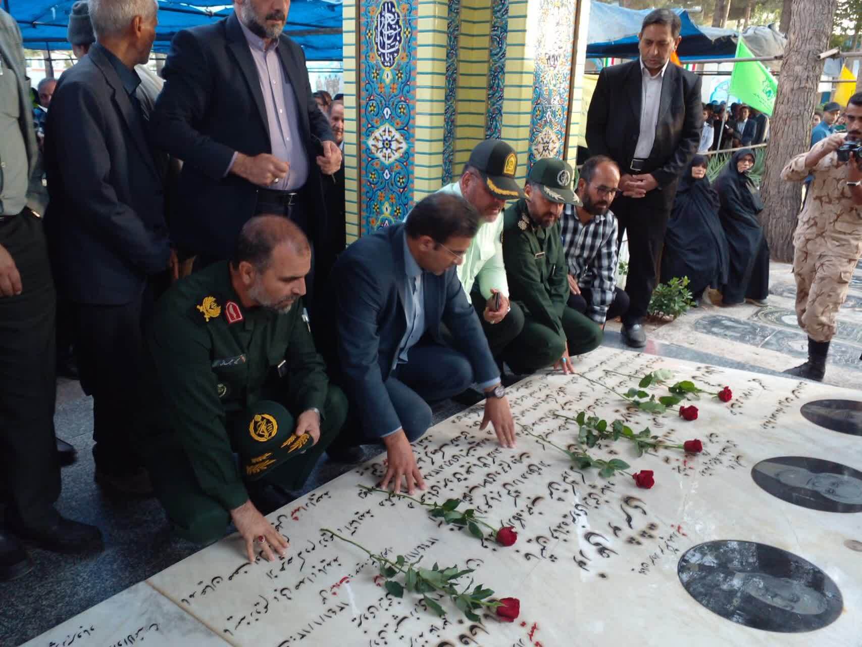 گل افشانی مزار شهدا