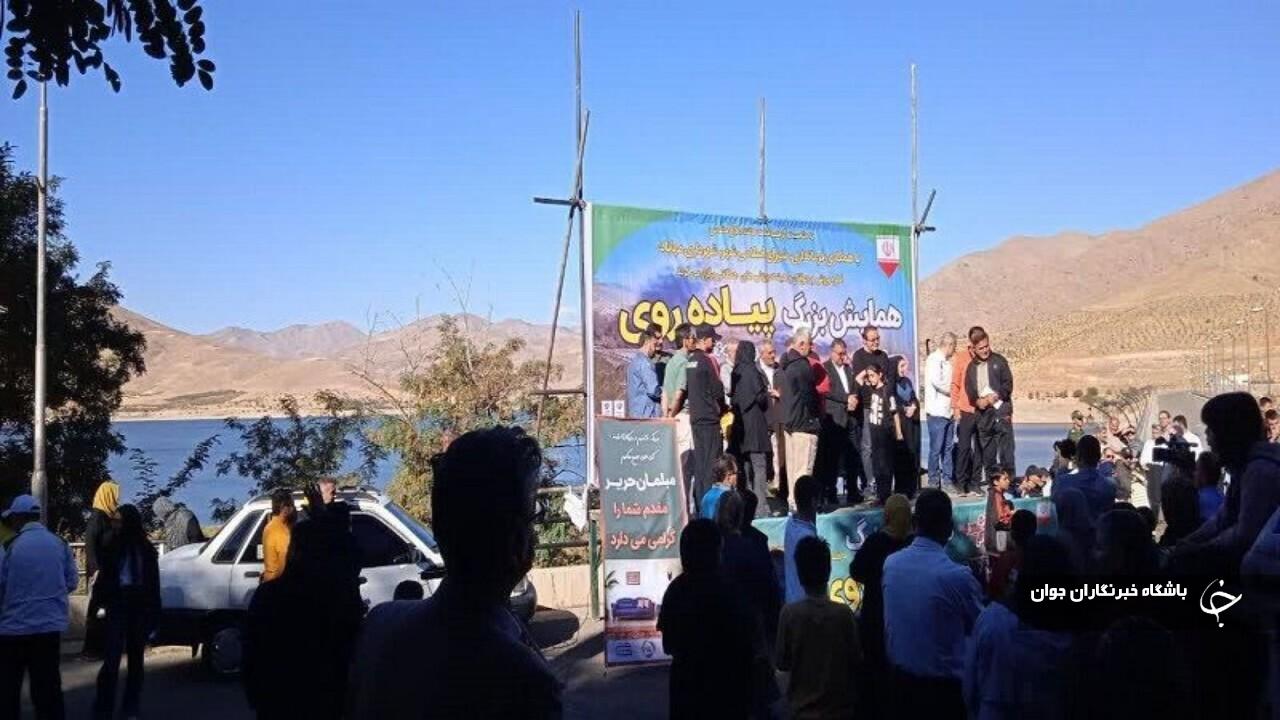 همایش پیاده روی گرامیداشت هفته دفاع مقدس در مهاباد برگزار شد