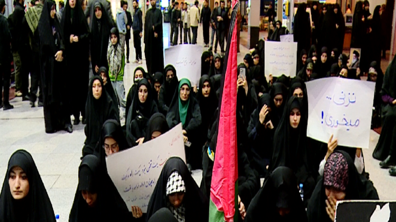 تجمع شبانه دانشجویان در فرودگاه تبریز