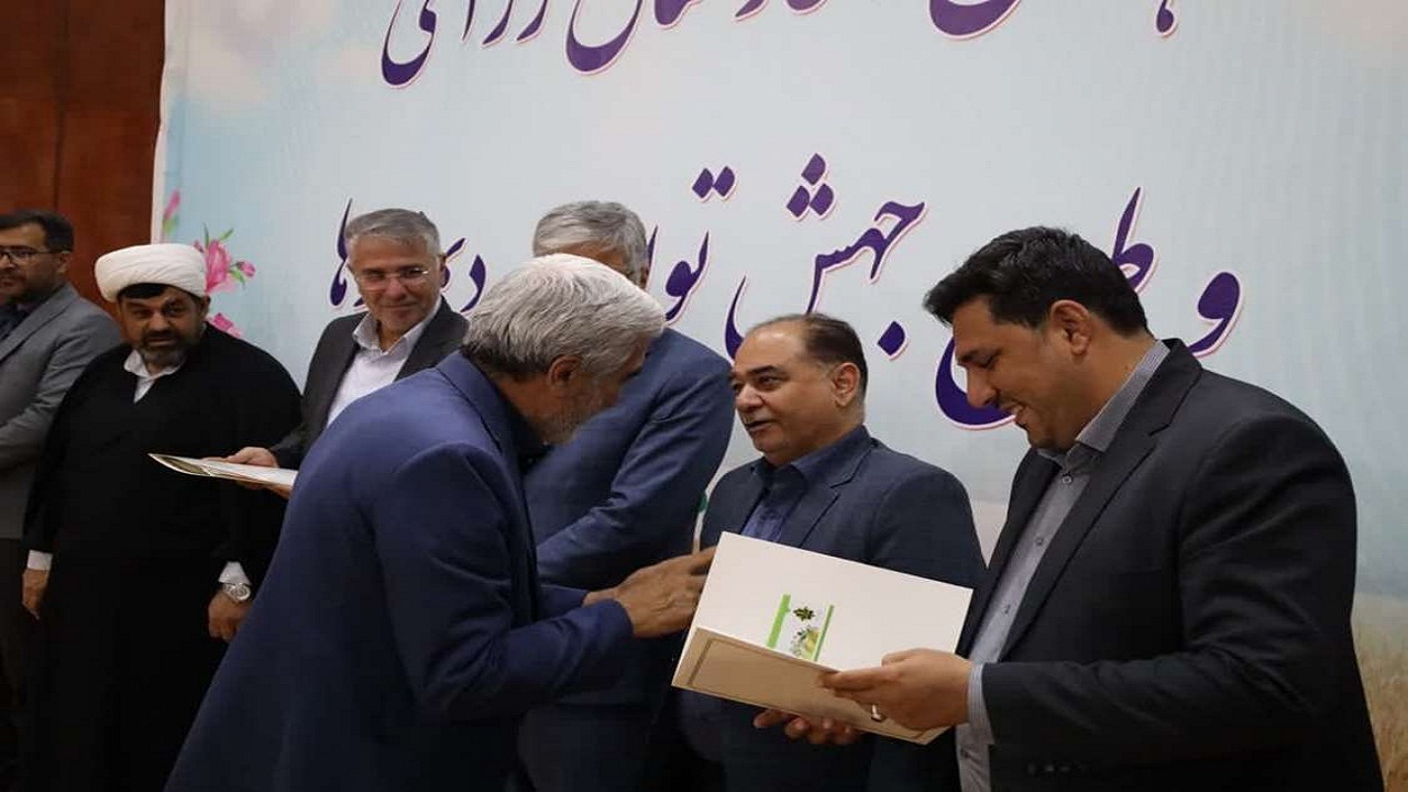 تجلیل از کشاورزان و فعالان نمونه طرح جهش تولید در دیم زار‌ها+فیلم