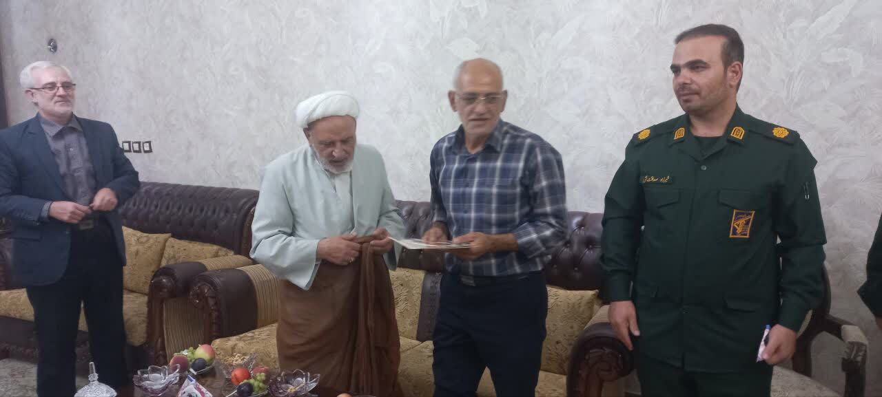 اهدای لوح به پدر شهید