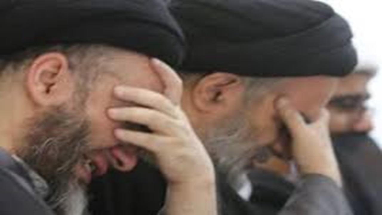 گریه‌های شدید پسران آیت‌الله سیستانی در مجلس ترحیم شهید سید حسن نصرالله + فیلم