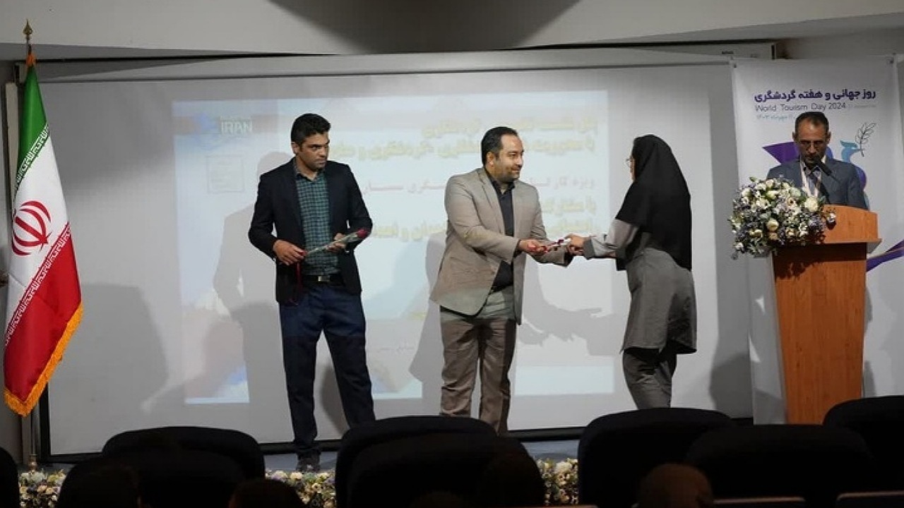 اهدای قلم صلح به دانش‌آموزان زاهدانی در هفته گردشگری