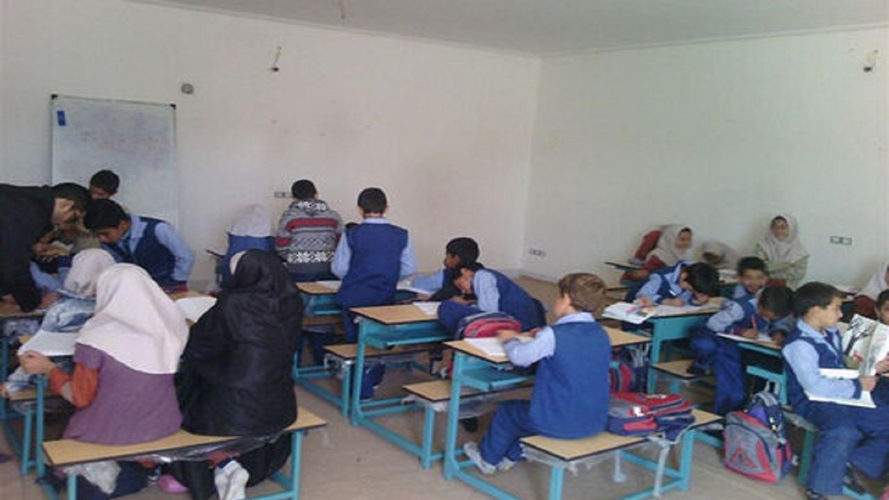 کمبود مدرسه متوسطه اول در روستای آبخیزه و دردسر‌های آن برای دانش آموزان