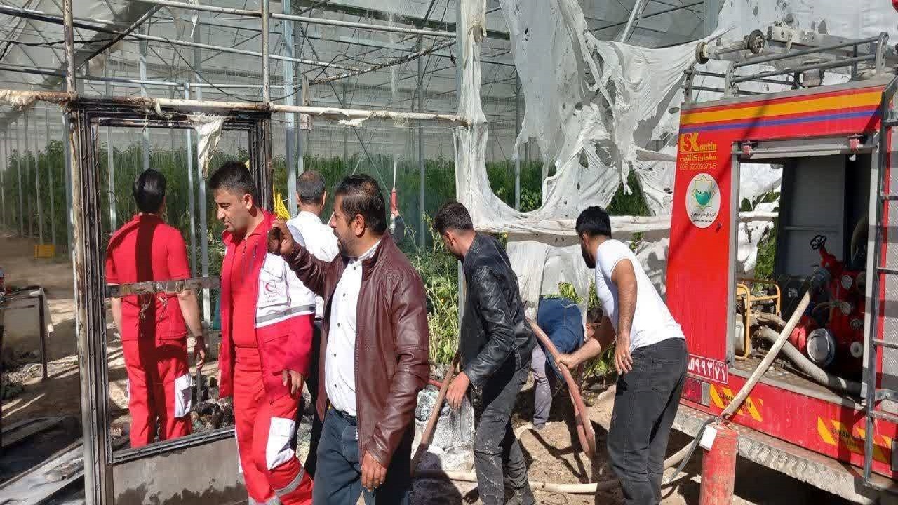 امدادرسانی به دو مصدوم در حادثه آتش سوزی گلخانه در روستای ده صحرا