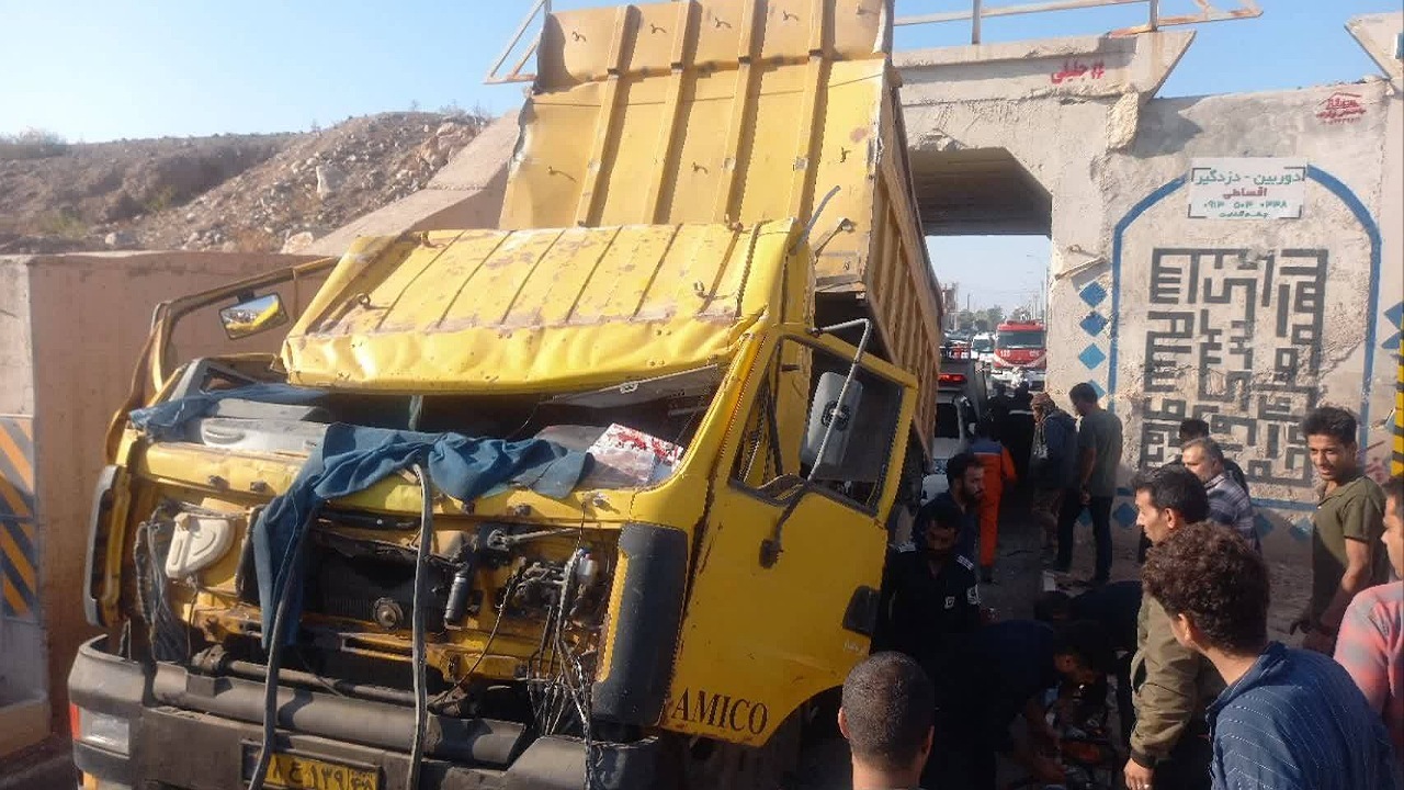 راننده کامیون در برخورد با پل، مصدوم شد