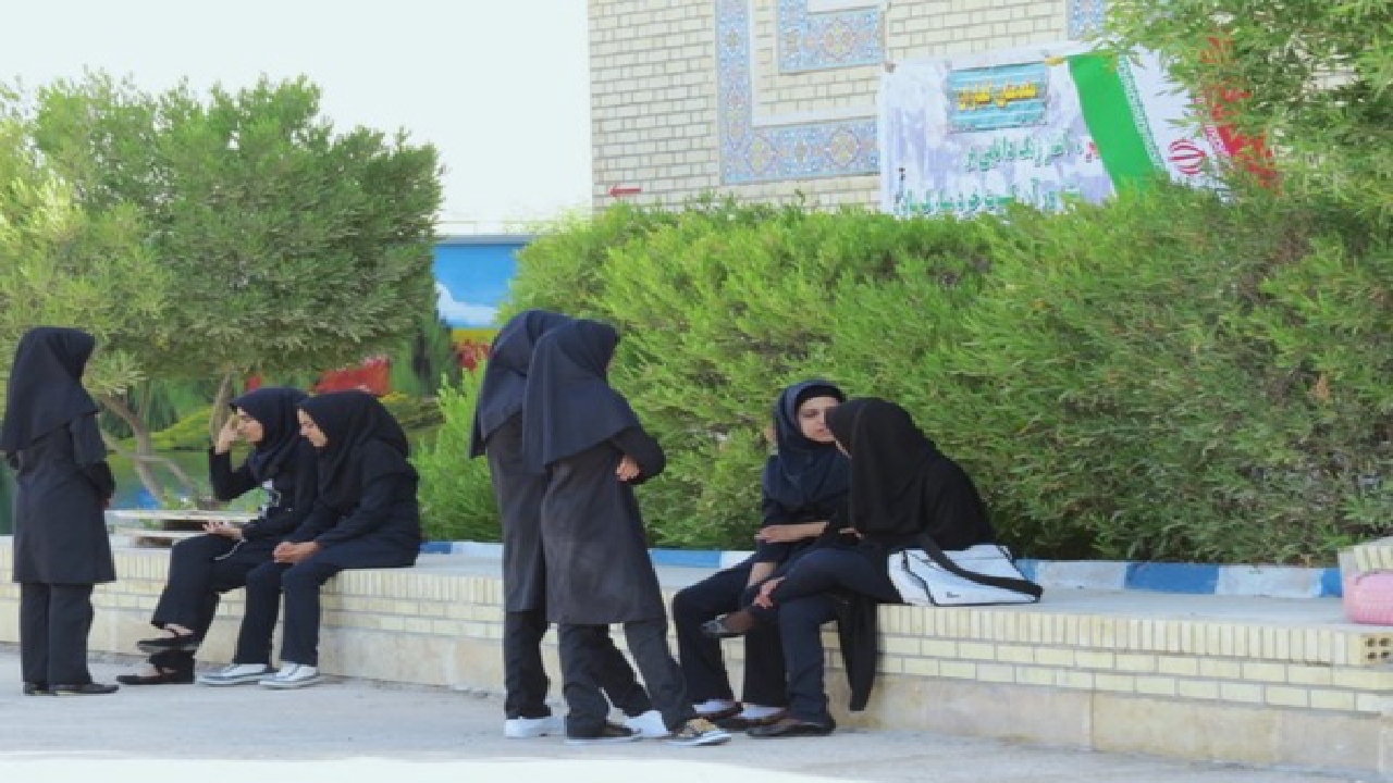 بررسی چالش‌های نوجوانی