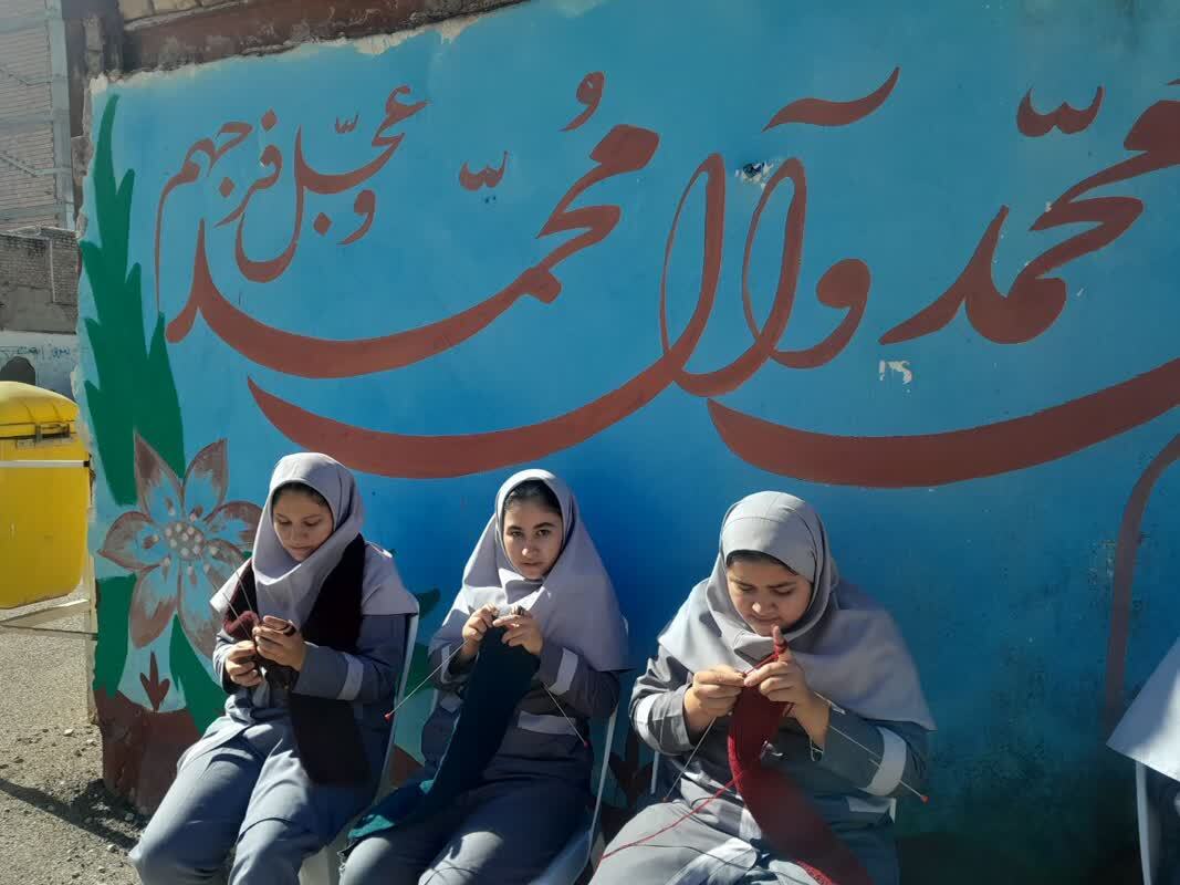 دانش آموزان بافتنی بافتند