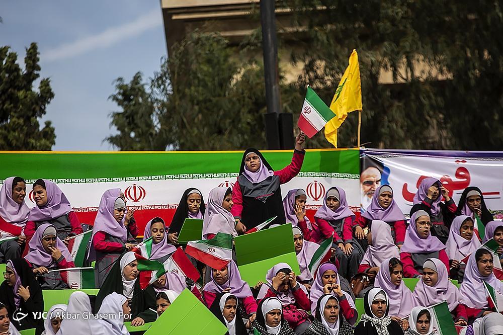 دانش آموزان در مراسم 13 آبان