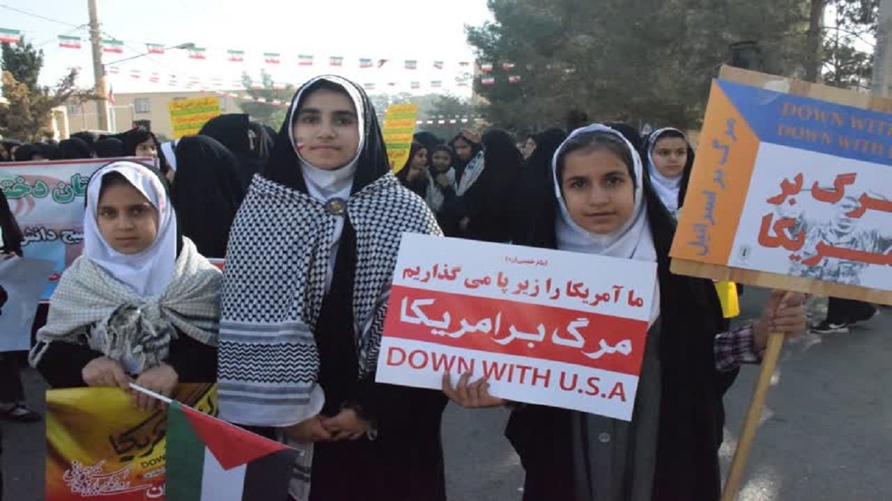 جلوه&zwnj;های دیدنی از حضور دانش اموزان میبدی در راهپیمایی ۱۳ آبان+عکس
