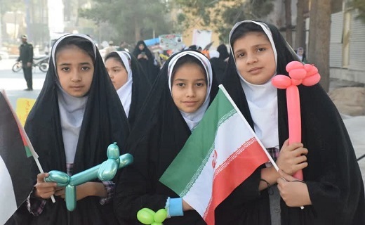 جلوه&zwnj;های دیدنی از حضور دانش اموزان میبدی در راهپیمایی ۱۳ آبان+عکس