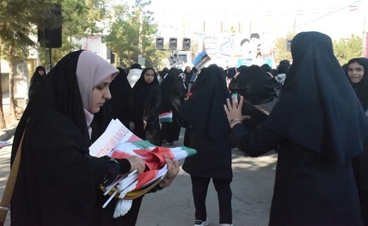 جلوه&zwnj;های دیدنی از حضور دانش اموزان میبدی در راهپیمایی ۱۳ آبان+عکس
