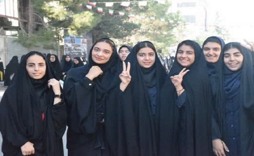 جلوه&zwnj;های دیدنی از حضور دانش آموزان میبدی در راهپیمایی ۱۳ آبان+عکس